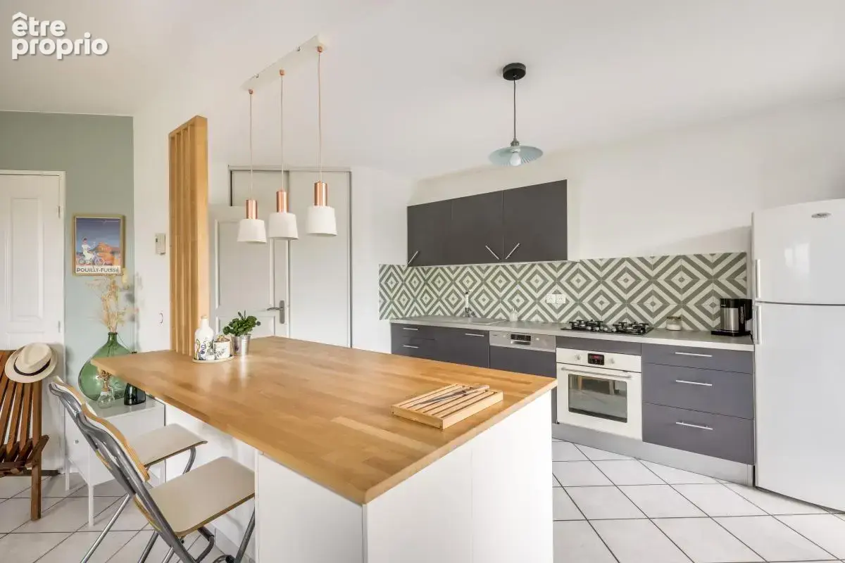 Villeurbanne Place Ronde - Grand T4 de 94m² avec double balcon et vue dégagée - photo 6