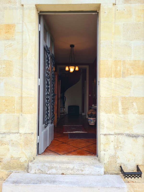 Maison à SAINT-MEDARD-DE-GUIZIERES