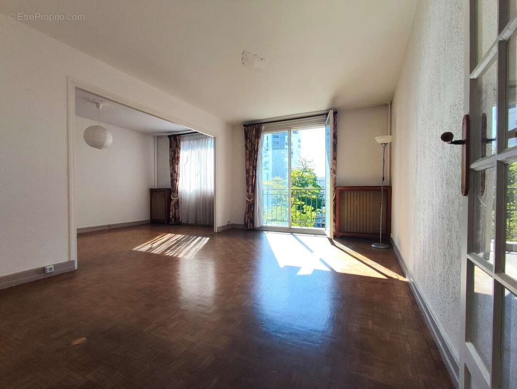 Appartement à VILLETANEUSE