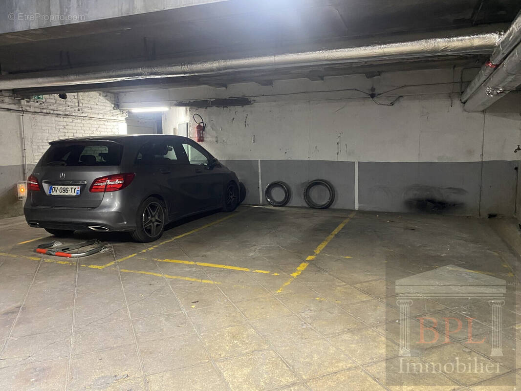 Parking à PARIS-16E