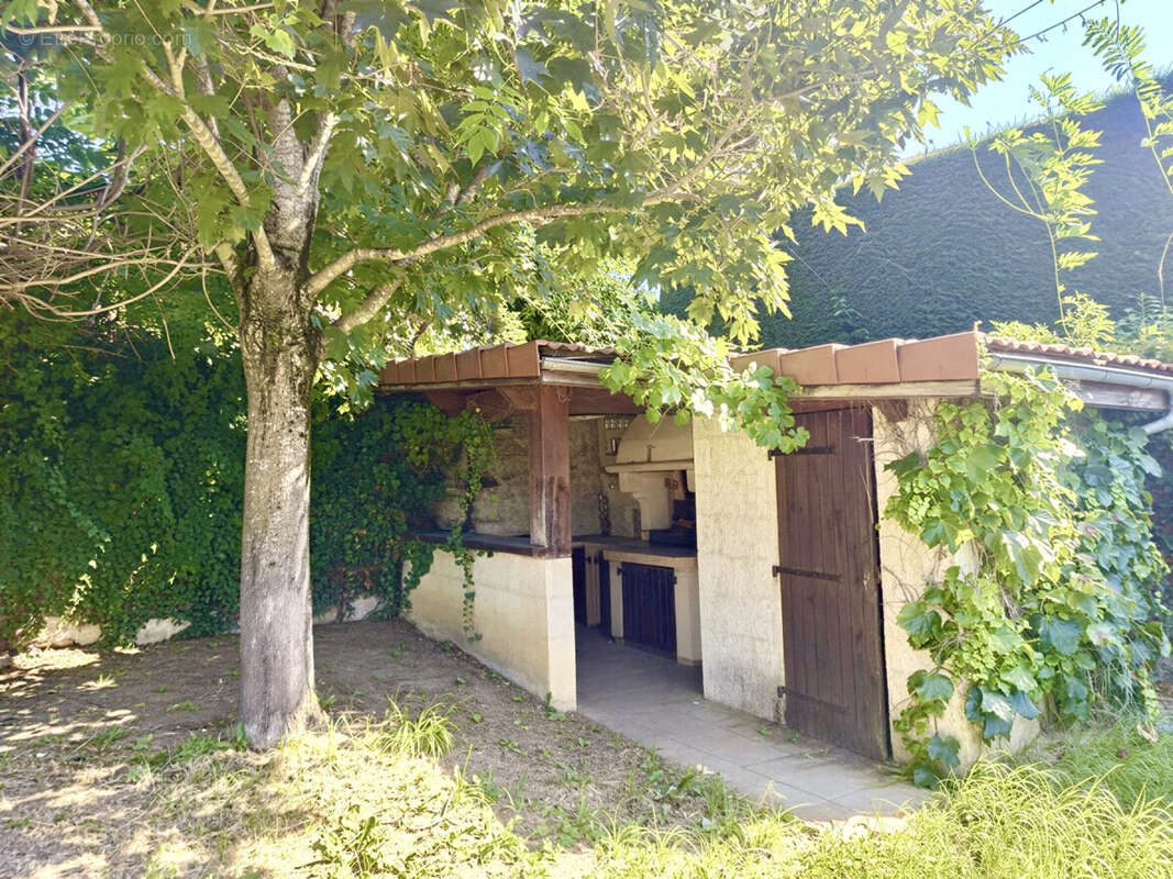 Maison familiale de caractère avec piscine et de nombreuses dépendances - photo 4