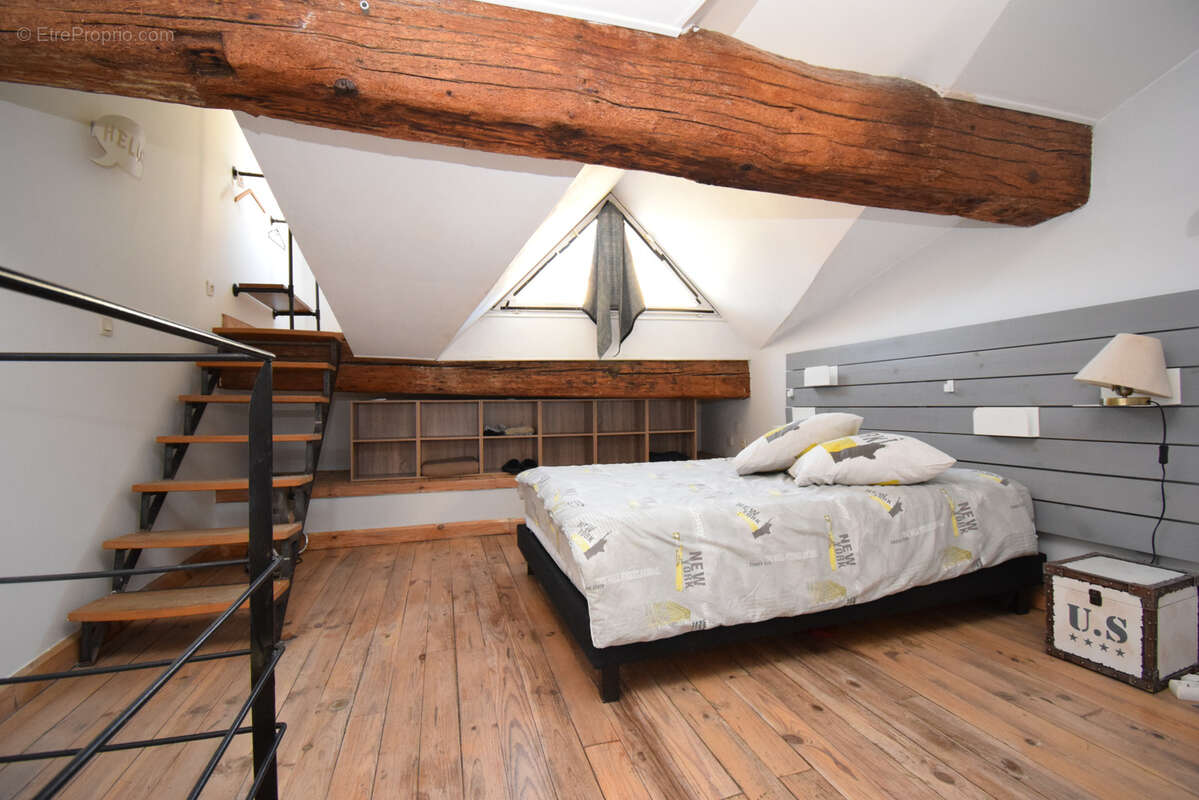 Duplex rénové au coeur du centre historique - photo 3