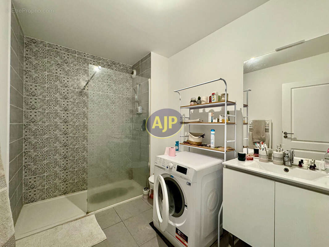T2 recent dernier etage avec parking - photo 4