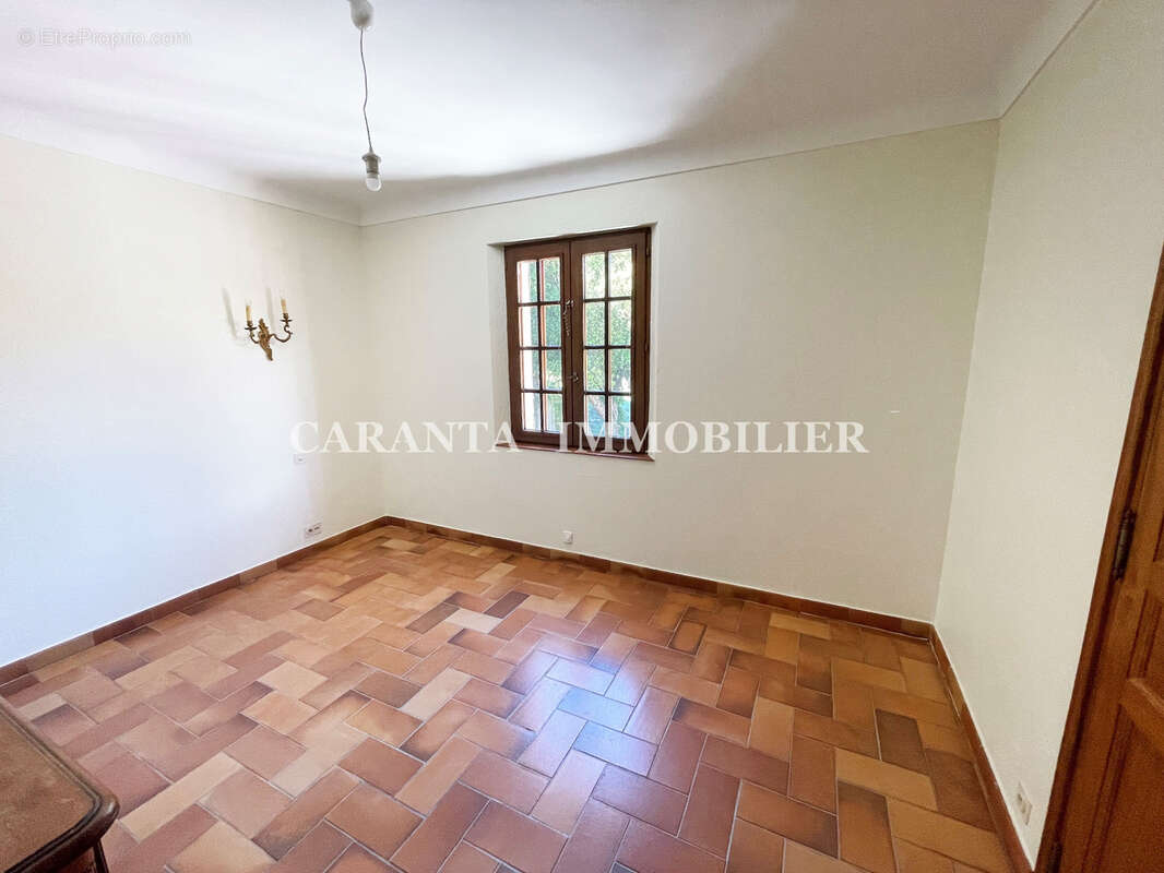 Vente Villa 9 pièces Ste Maxime avec garage et T3 indépendant. - photo 14