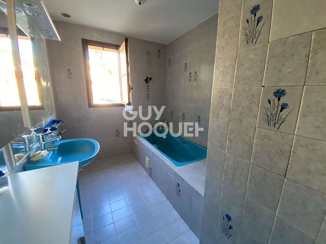 Maison à SAINT-ETIENNE-DE-FONTBELLON