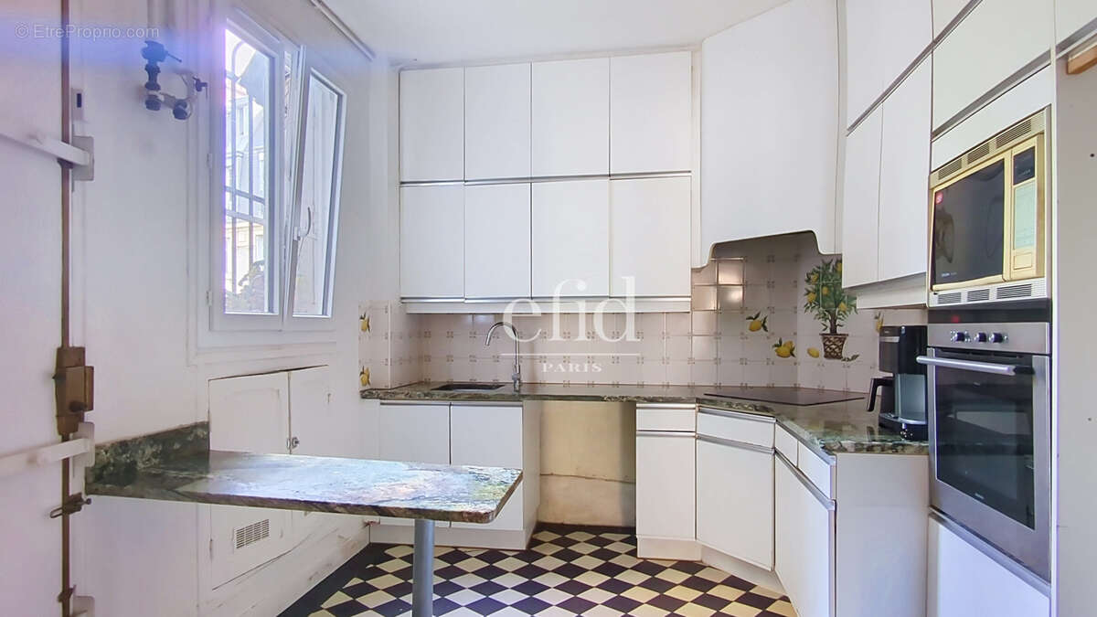 Appartement à PARIS-16E