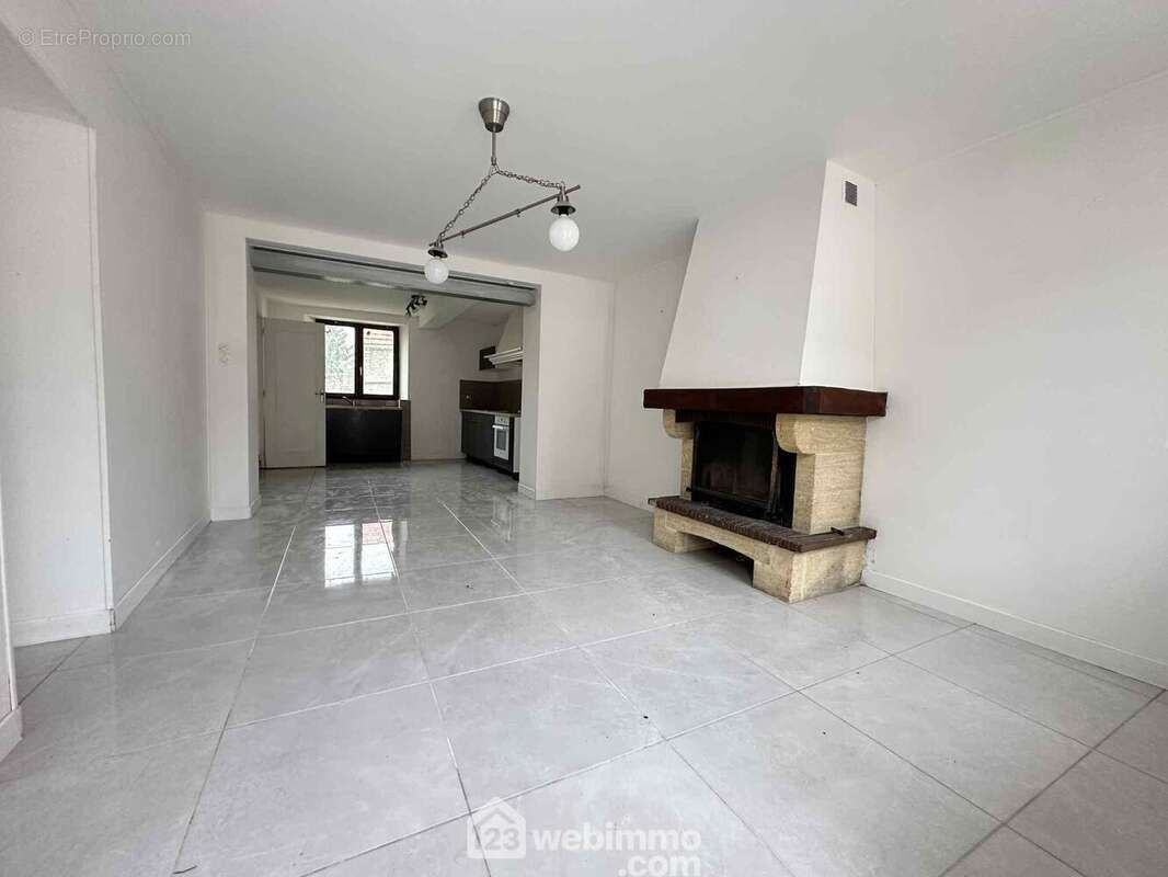 Le séjour est ouvert sur ... - Maison à SISSONNE