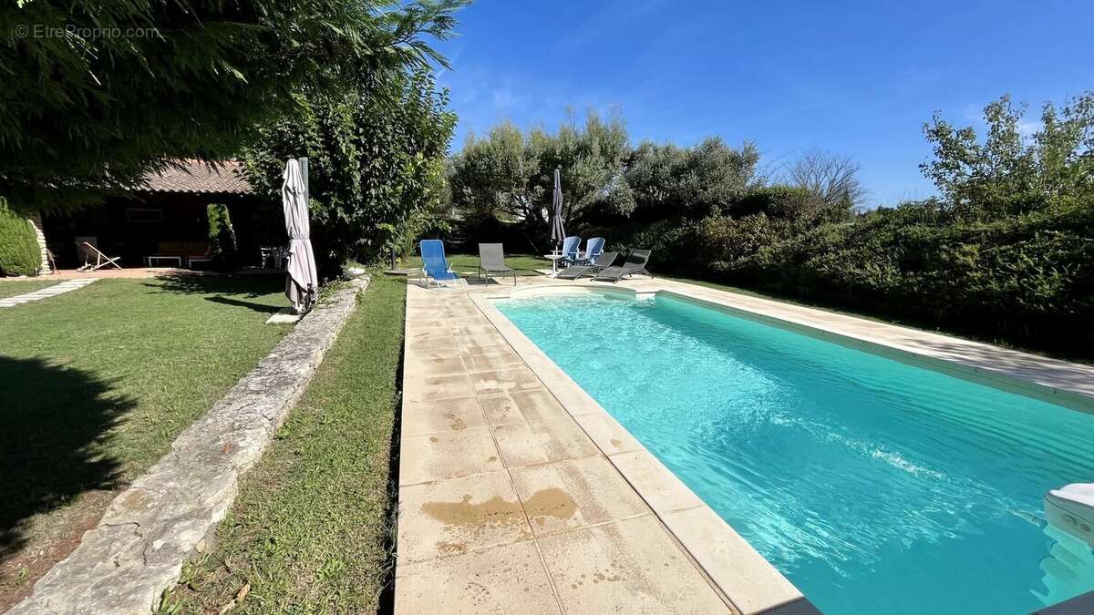 Maison à ENTRAIGUES-SUR-LA-SORGUE