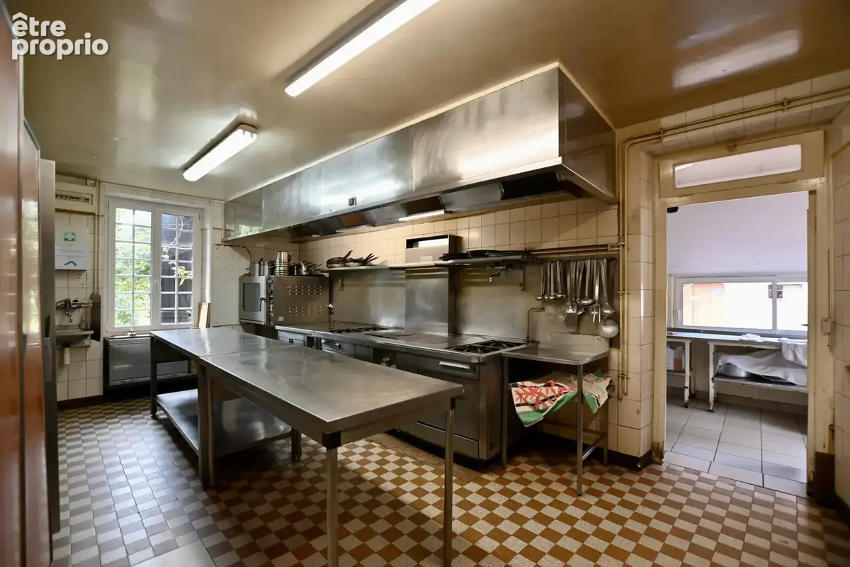 Ancien hôtel-restaurant, dépendances et terrain - photo 11