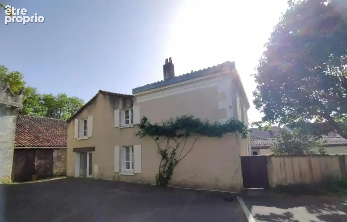 Chazelles, proche La Rochefoucauld. Maison de caractère de 223 m², 5 chambres, cour et grange - photo 7