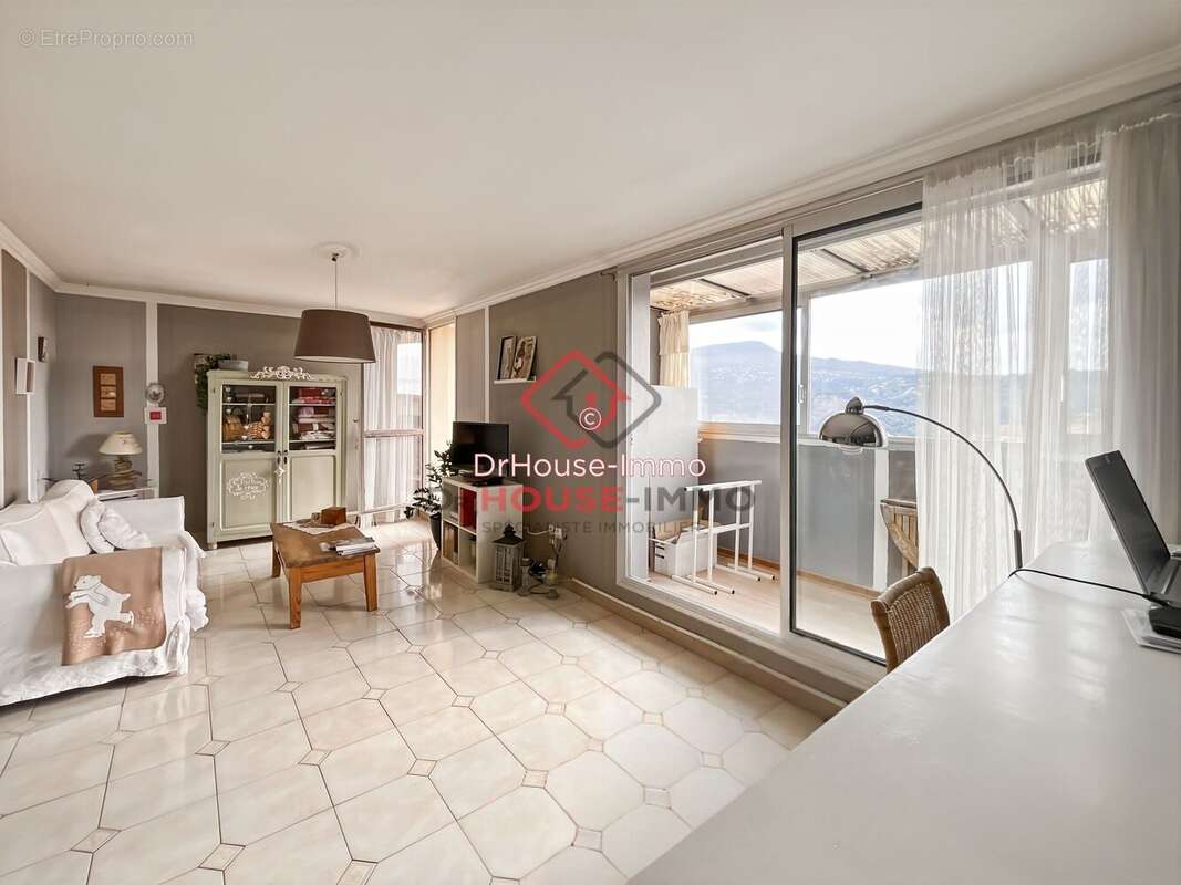 Appartement à CARROS