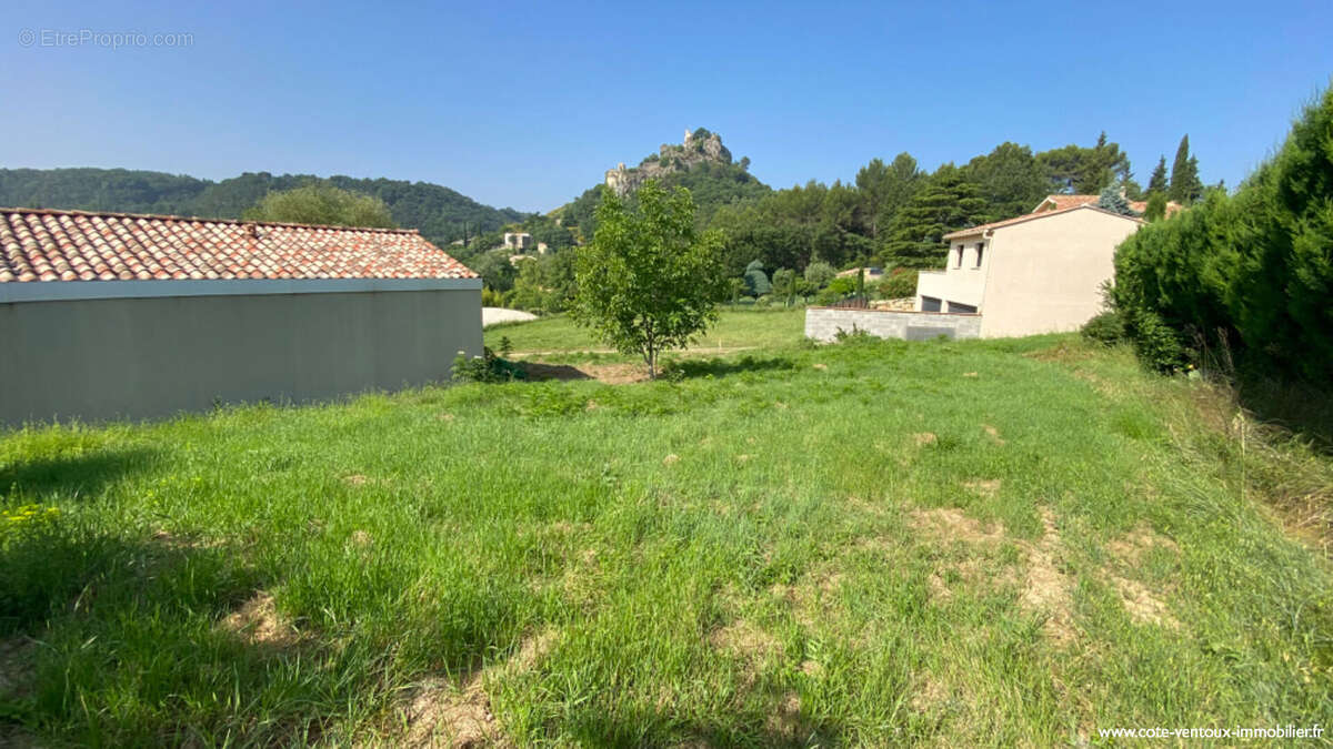 Terrain à ENTRECHAUX