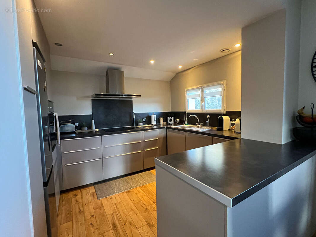 Maison entièrement restaurée avec vue exceptionnelle sur les hauteurs. - photo 5