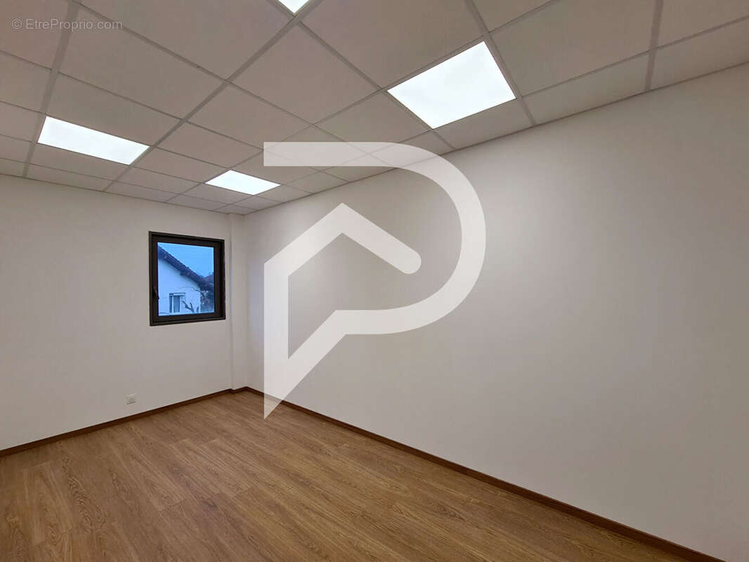 Local de 148 m² aménagé en bureaux centre Orthez - photo 8