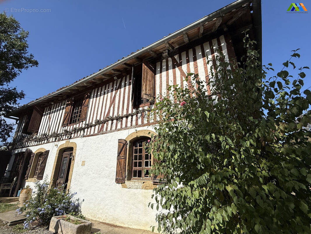 Character village house near Castelnau-Magnoac with traditional timber-framed façade. - Maison à CASTELNAU-MAGNOAC