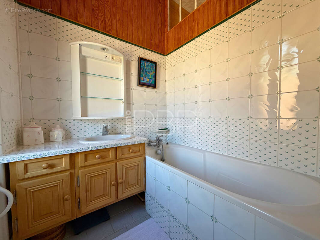 Corps de ferme avec maison T10 individuelle et dépendances - photo 8