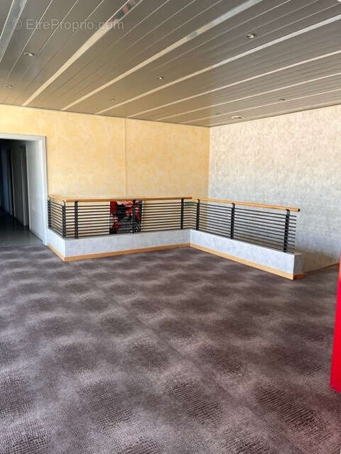 À vendre   Ensemble immobilier professionnel avec bureaux, entrepôts sur 8 136 m2 - photo 18