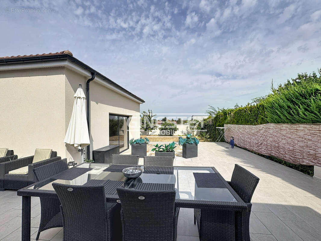 CULOISON, Villa 348m2, 4 chambres, un appartement de 54m2 et piscine intérieure. - photo 4