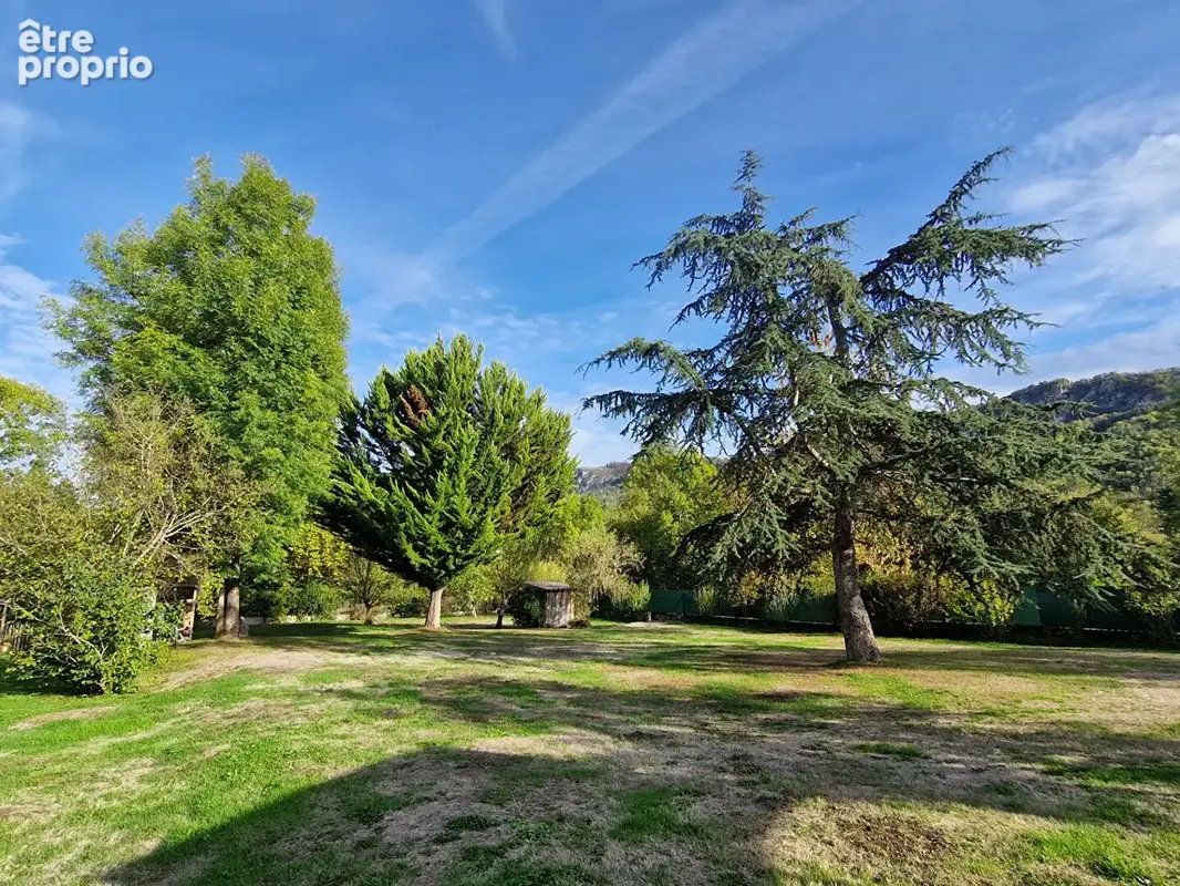 Villa dans village avec commerces , piscine , beau terrain bordé par une rivière - photo 19