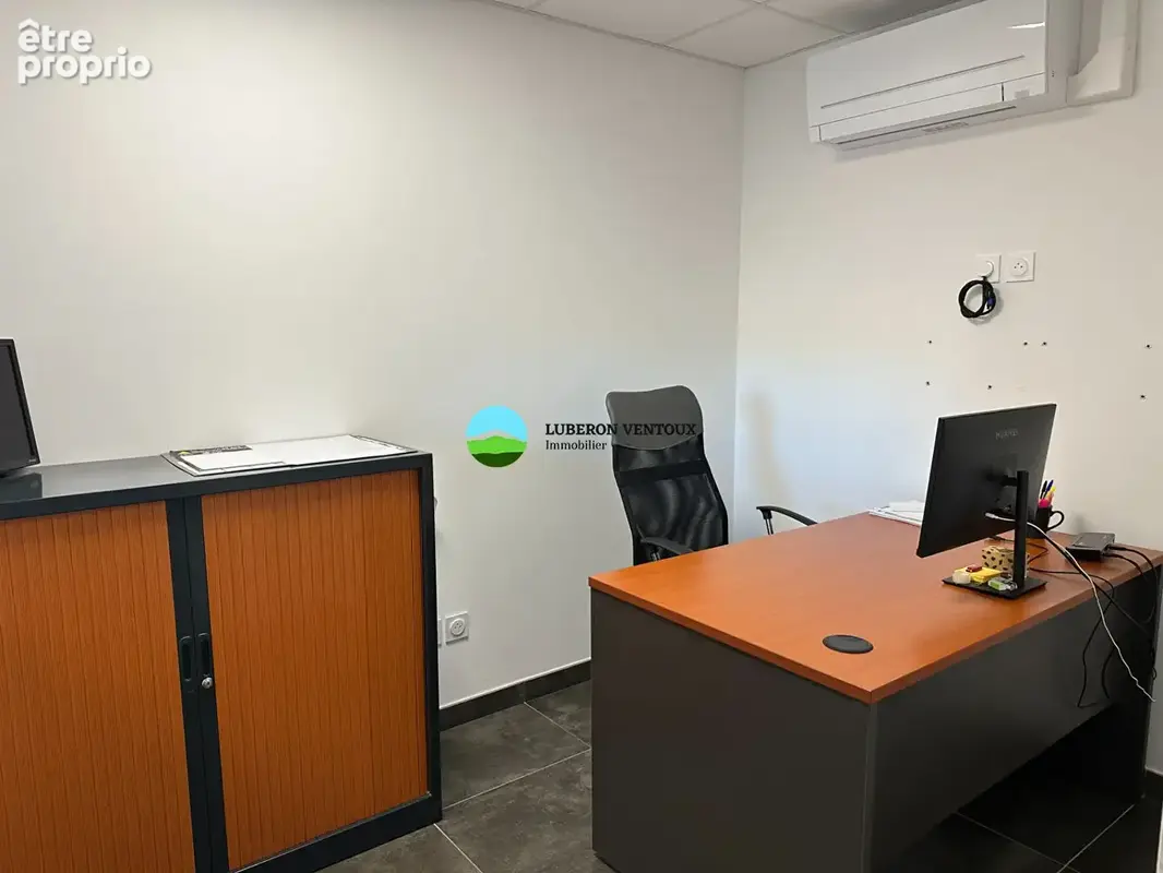 Locaux professionnels de 8 bureaux et parking - photo 7