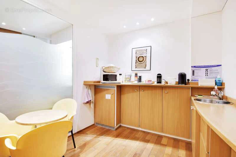 Commerce à PARIS-16E