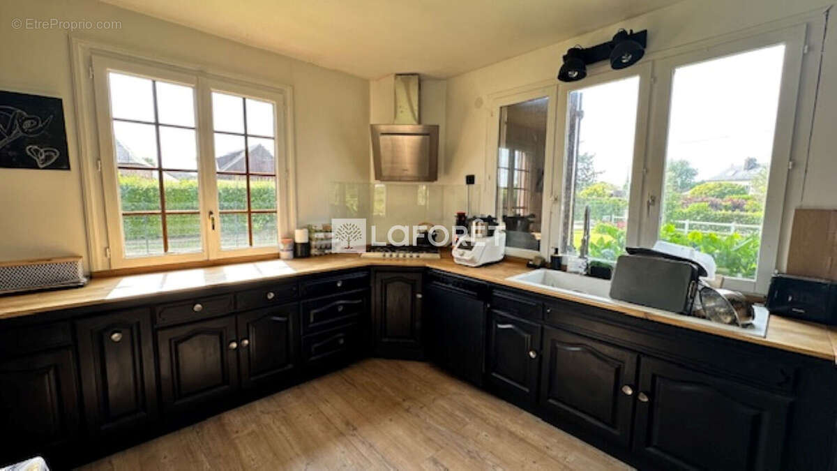 Maison familiale 5 chambres avec sous-sol total et jardin centre de PREAUX - photo 2