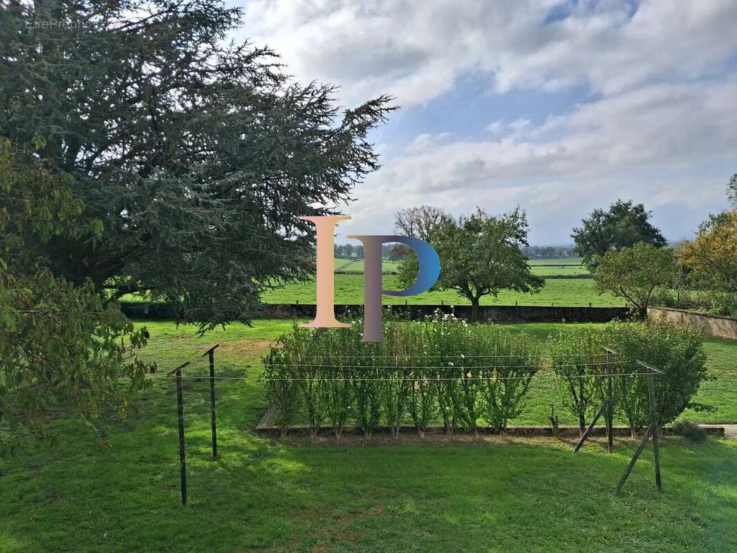 Maison à POUILLY-SOUS-CHARLIEU