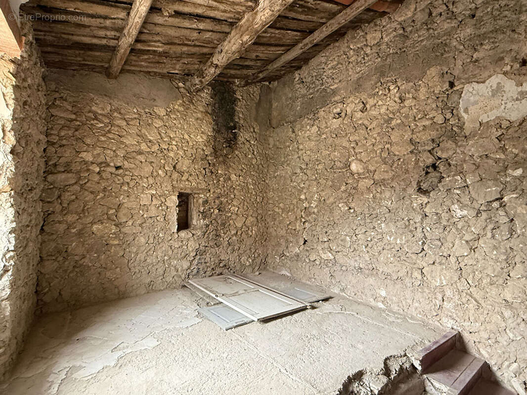 Maison à LA ROQUE-D&#039;ANTHERON