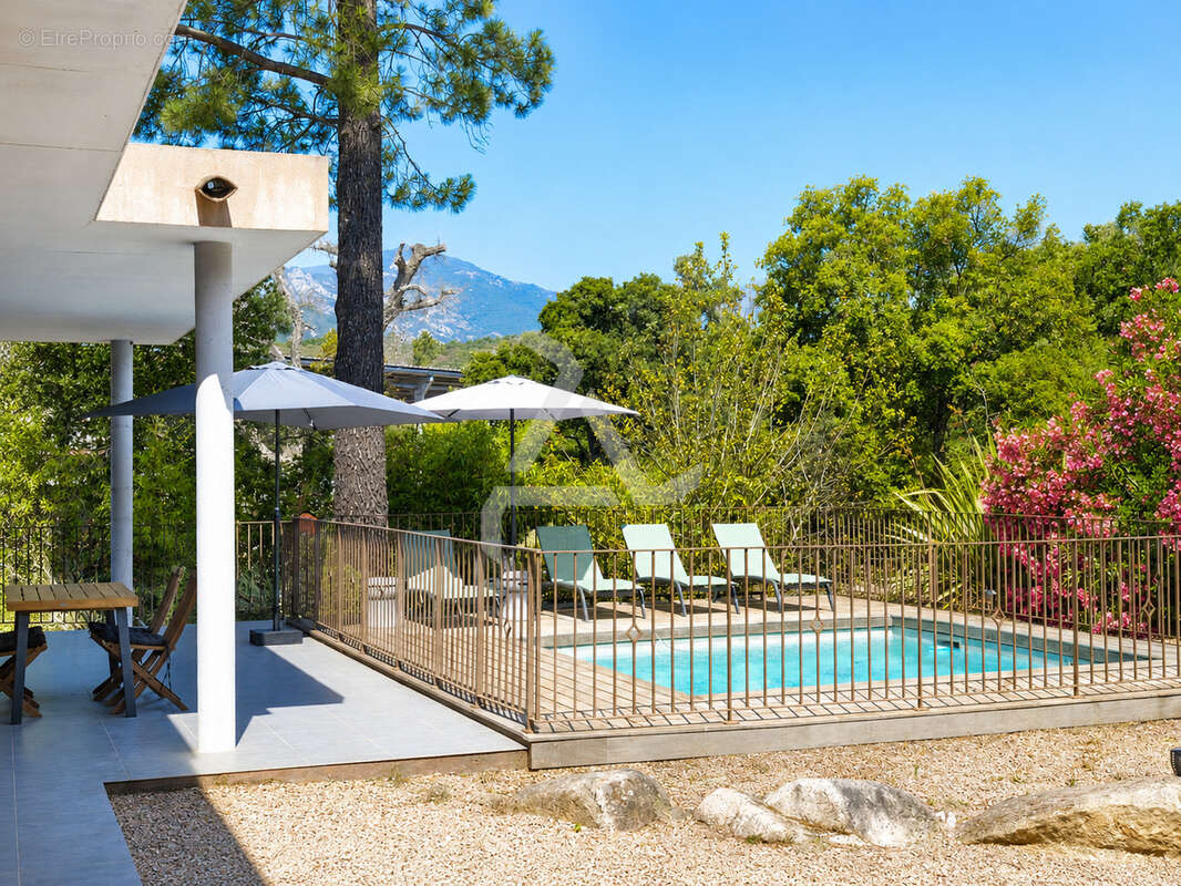 Villa de 115m2 de type 4  avec piscine au coeur du village de ste lucie de porto-vecchio et à proximité des pl - photo 5