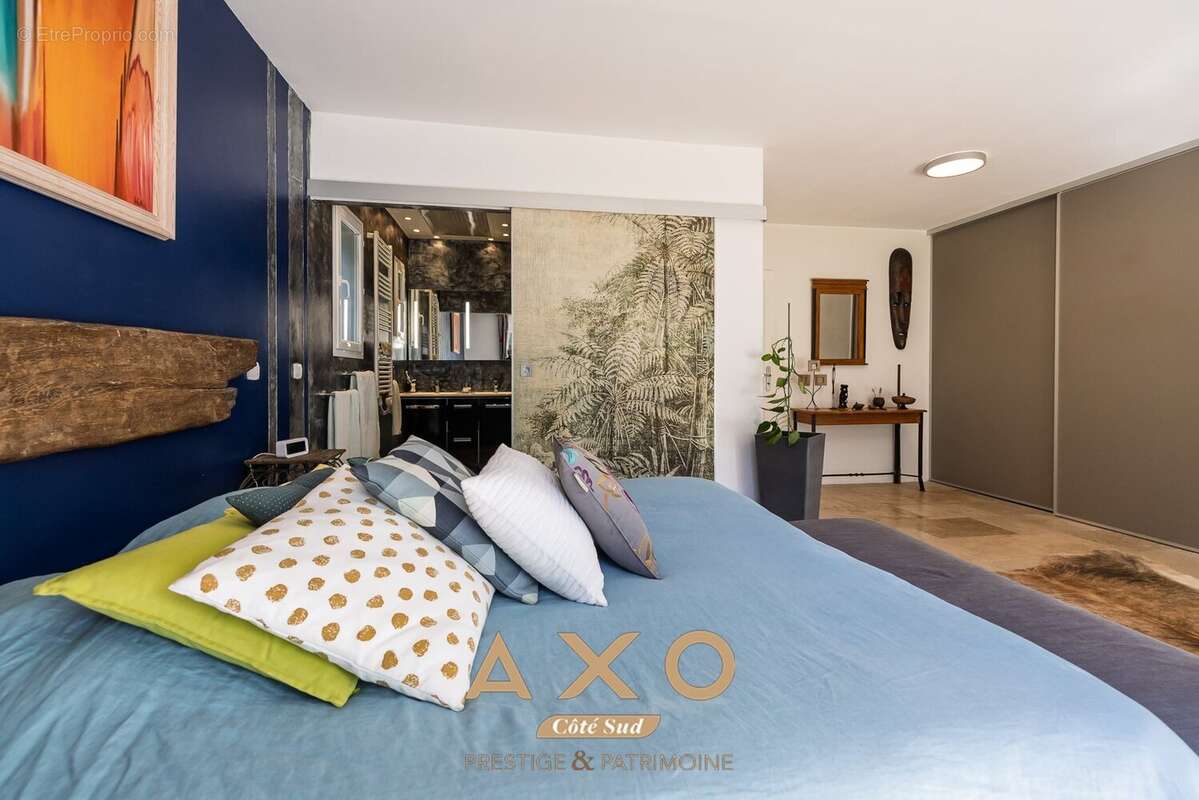 Jouques  villa t8 de plain-pied  studio indépendant  piscine  jacuzzi  3 garages  990 000  - photo 11