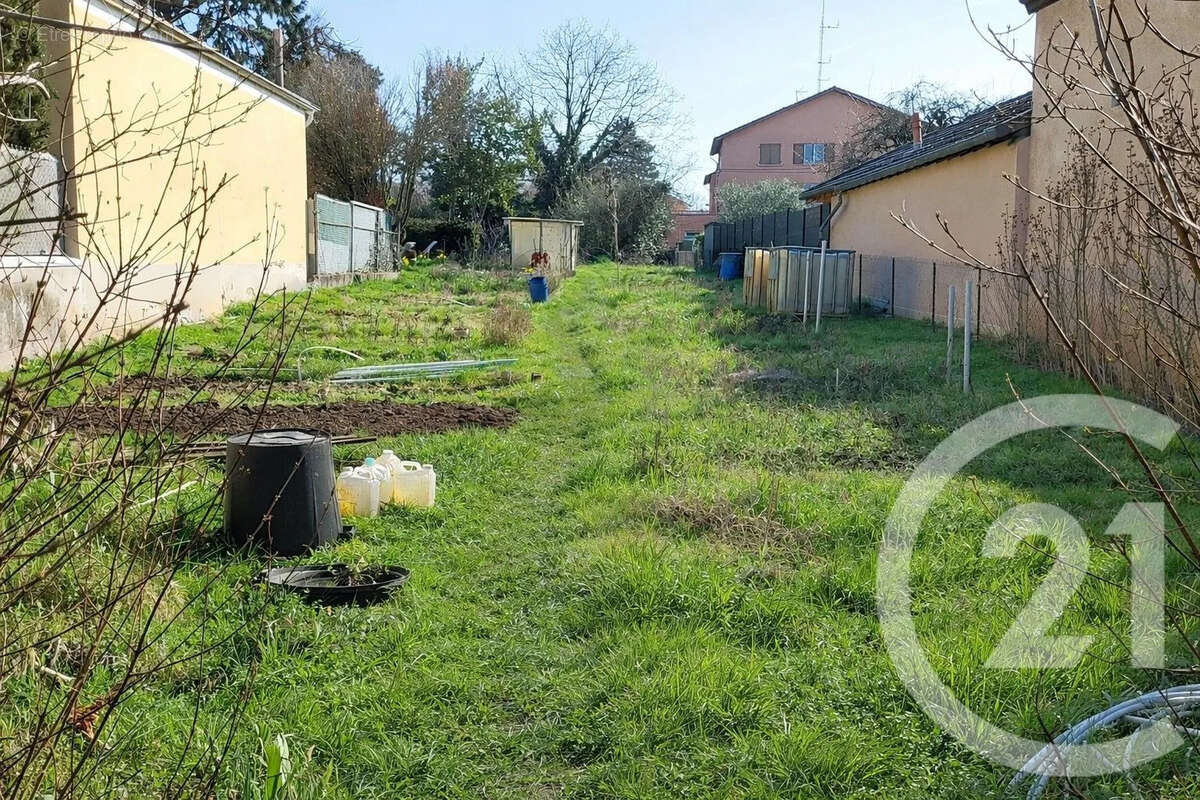 Terrain à JASSANS-RIOTTIER