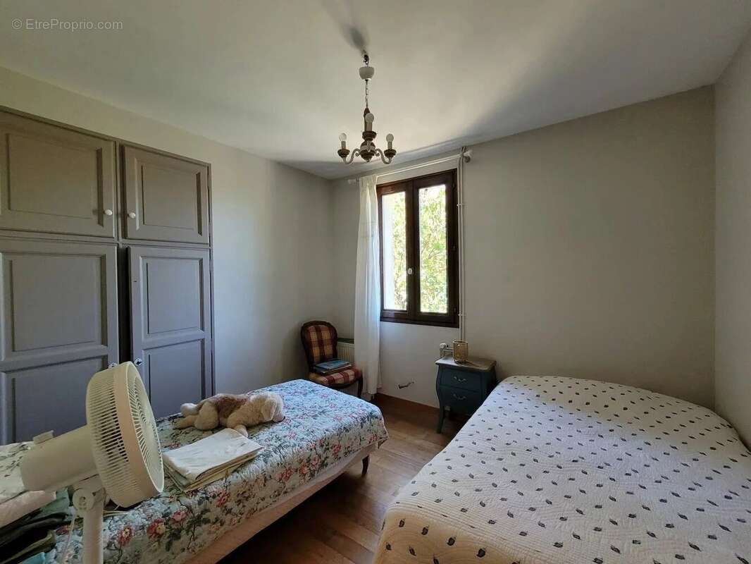Belle maison familiale, avec piscine, dépendances et terrain de 1.7 ha - photo 8