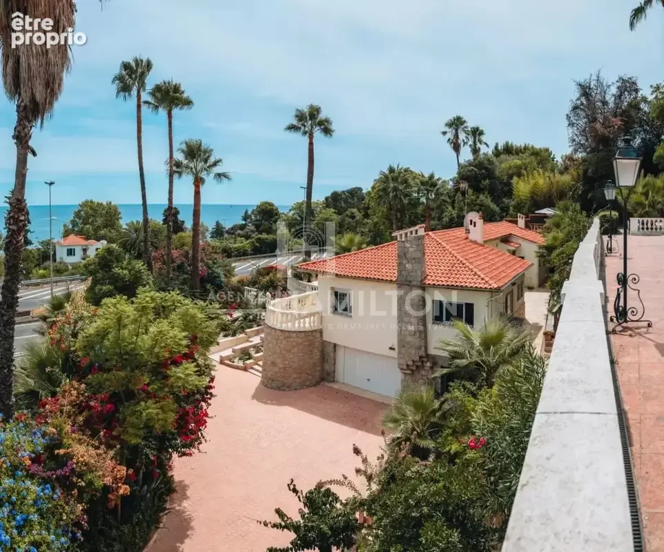 A deux pas du bord de mer à Golfe-Juan, superbe villa offrant un - photo 18
