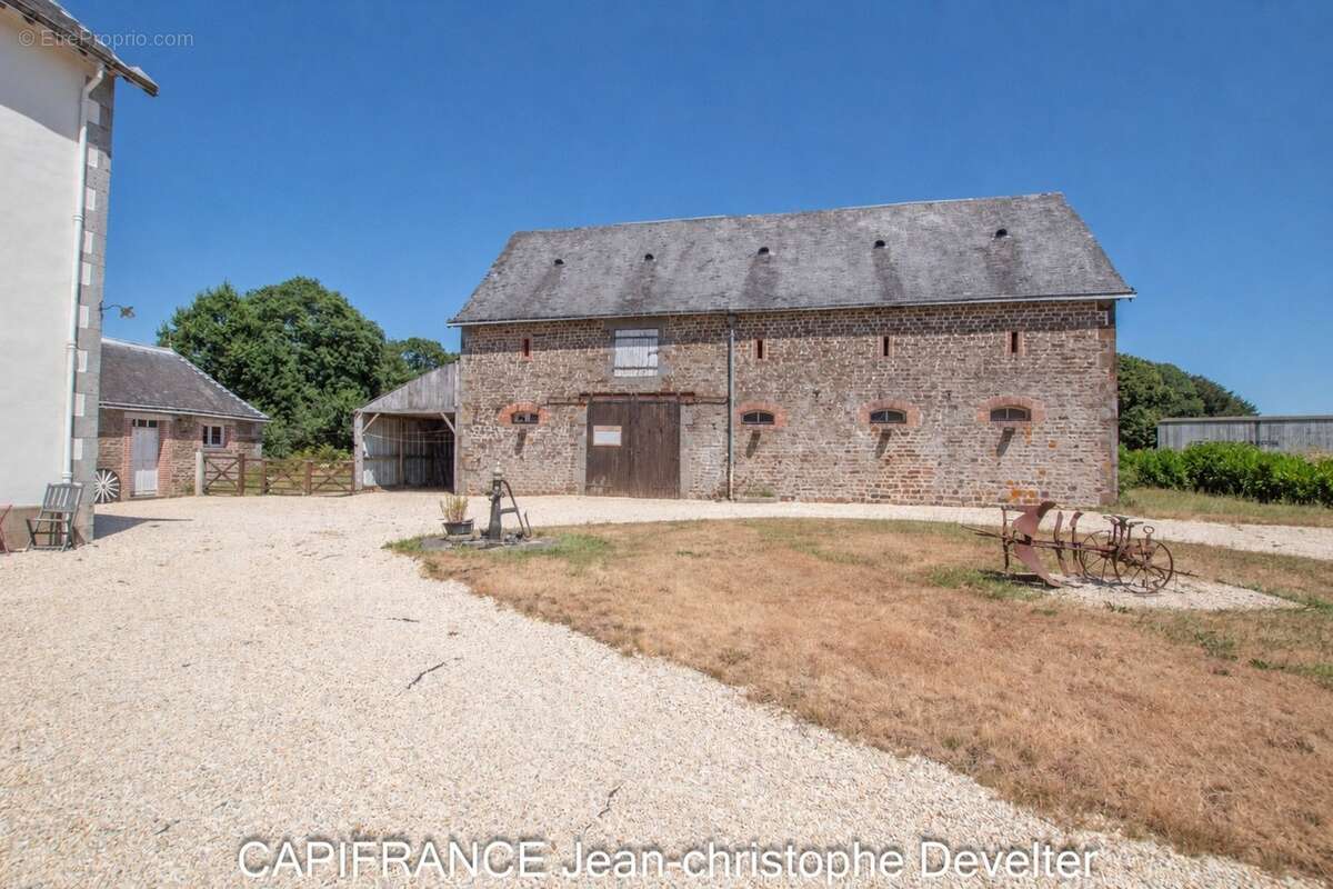Maison bourgeoise à vendre 4 chambres SAINT DENIS DE GASTINES (53) sur terrain de 5 400 m2 - photo 17