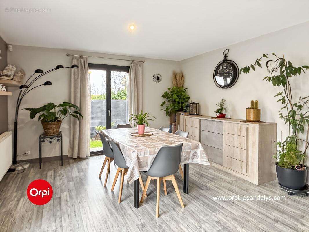 Maison à COURCELLES-SUR-SEINE