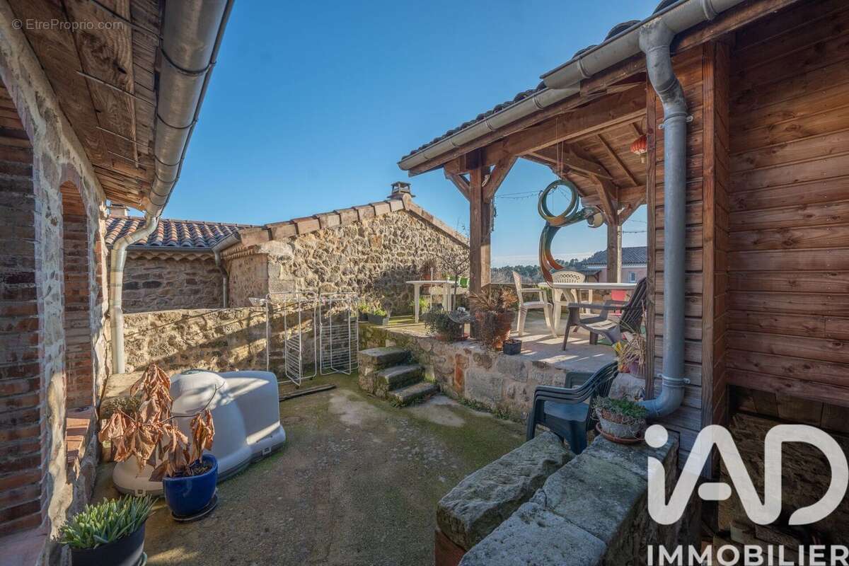 Maison 131 m² à Saint-Julien-Du-Serre  - photo 2