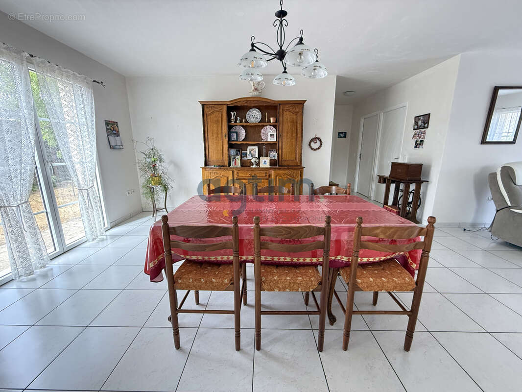 MONTAIGU, Centre, en lotissement: Maison de plain pied, 93m2 habitables, 2 chambres, garage, terrain clos - photo 7
