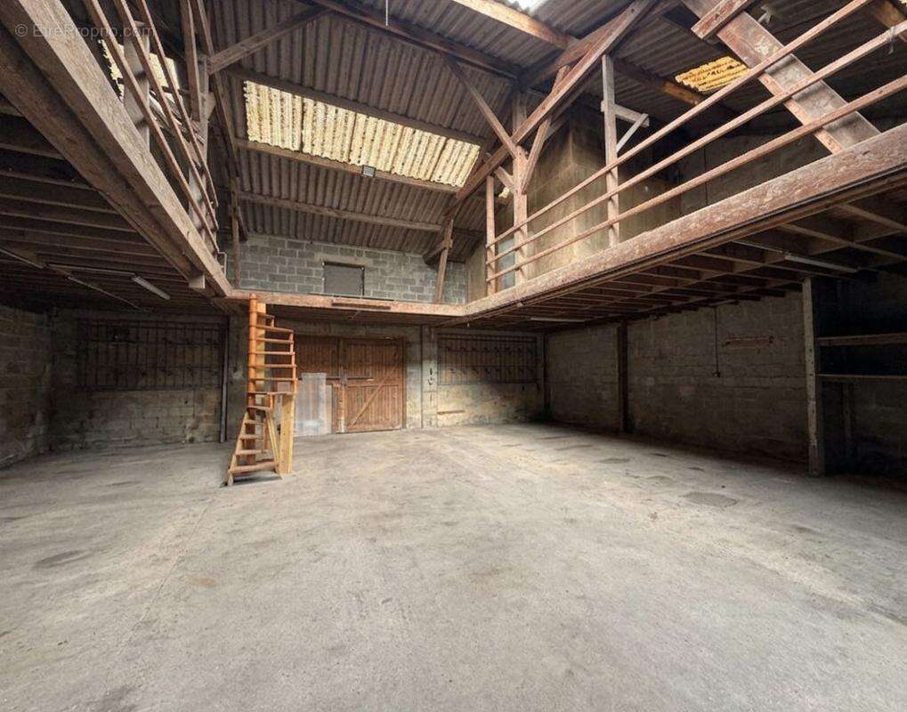 Commerce à CREVECOEUR-LE-PETIT