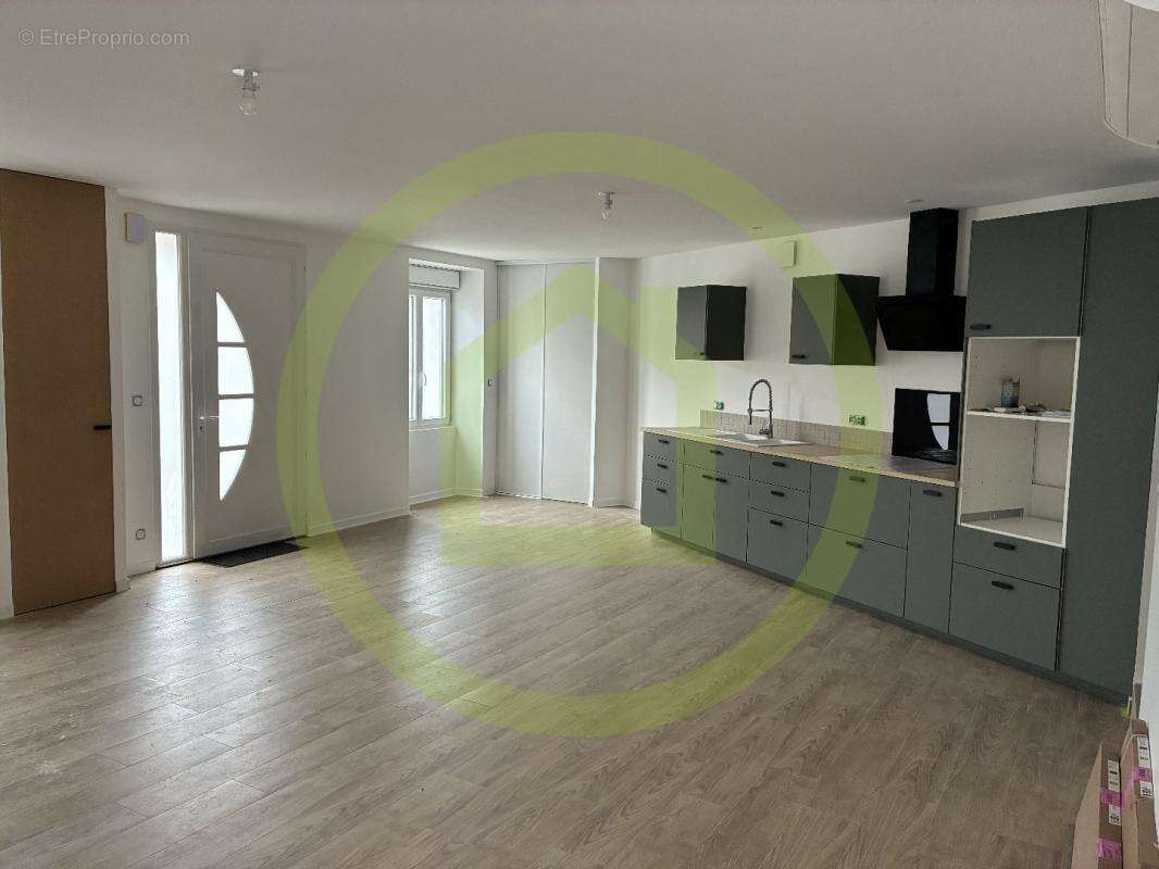 Maison à BEAULIEU-SOUS-LA-ROCHE