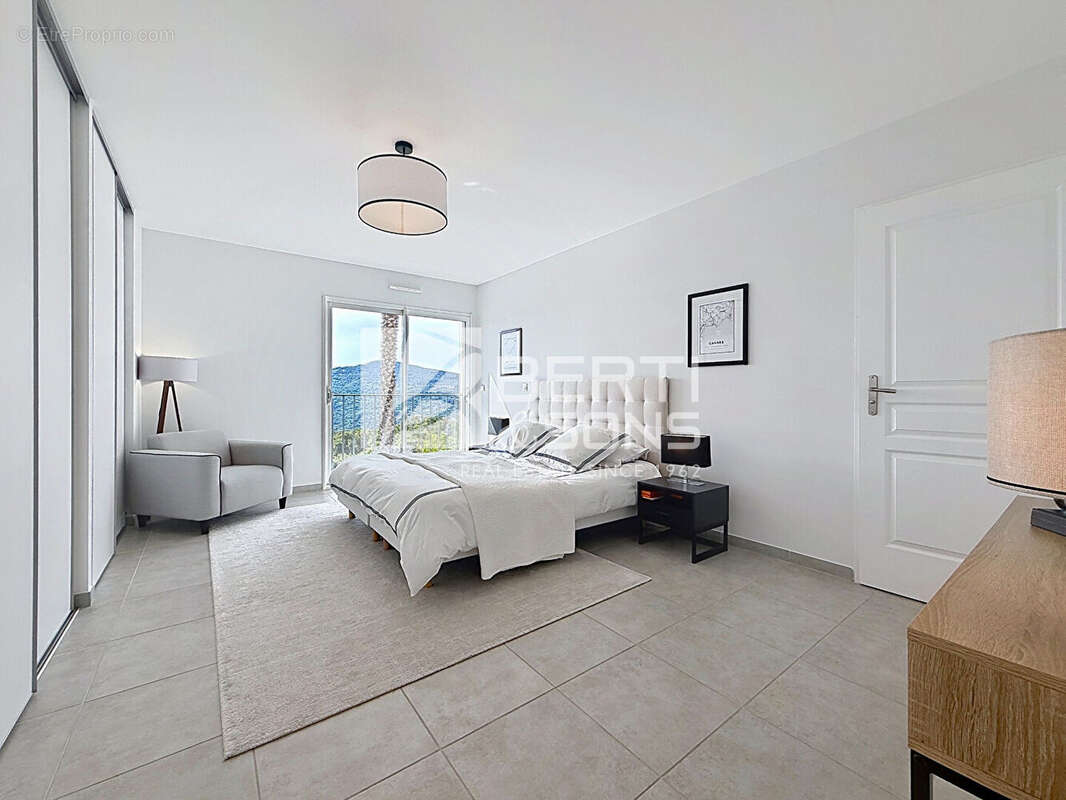 A 15 min de mandelieu - villa renovee 7 pieces avec 4/5 chambres  - piscine a debordement - vue feerique ! - photo 17