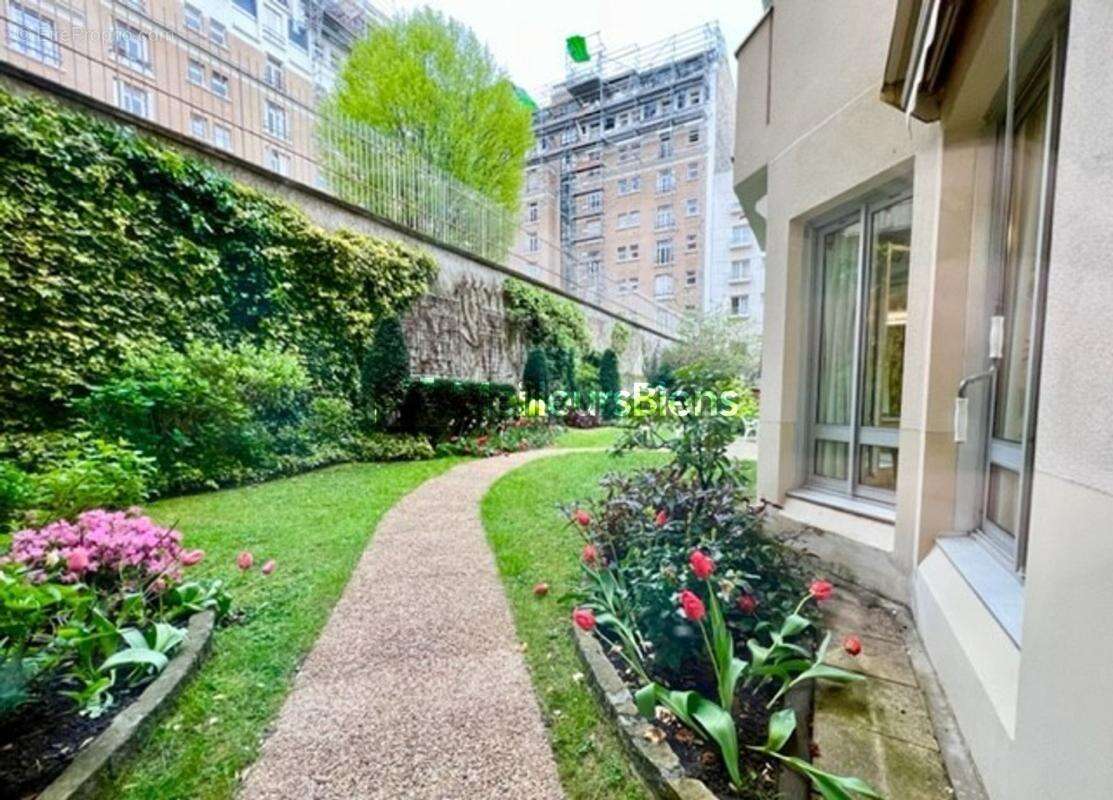 Appartement à PARIS-16E