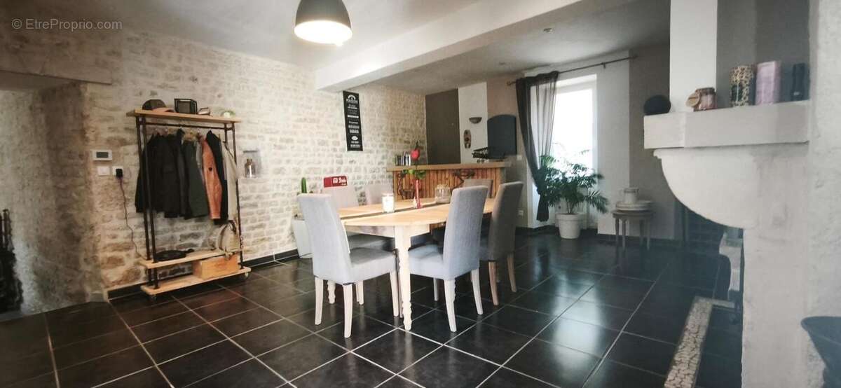 Vouillé – Maison de caractère 150 m² – Terrain arboré de 1100 m² – Coup de cœur assuré - photo 2
