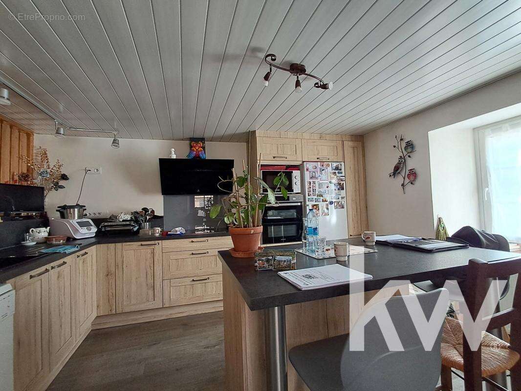 Maison à LAVAL-ROQUECEZIERE