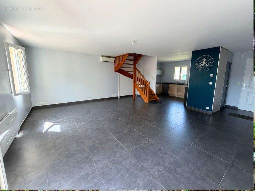   - Maison à DIEUPENTALE