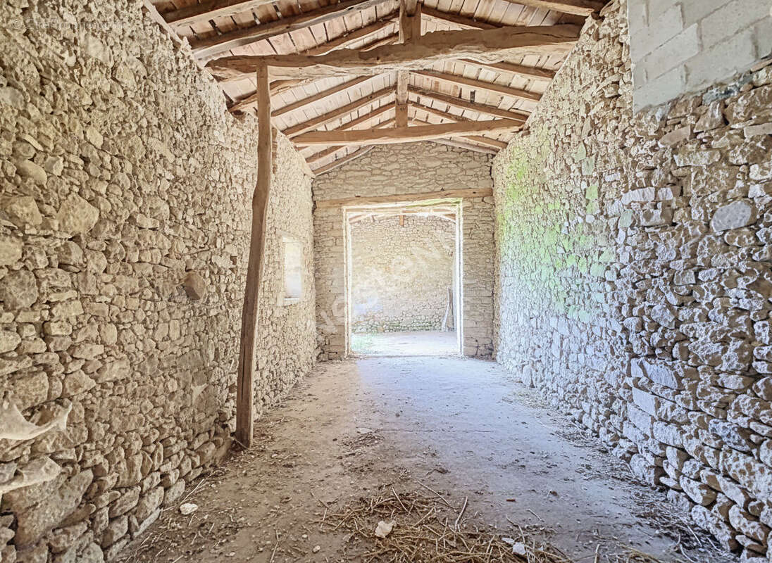 Maison en pierre avec ses dépendances et son étang à vendre sur Montigné Montfaucon - photo 21