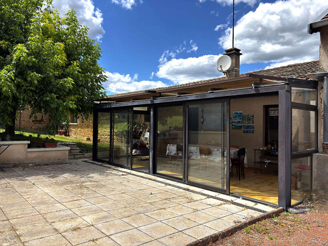 POUILLY LE MONIAL - Maison 7 pièces de 146 m²  avec véranda et terrain 600m² - photo 2
