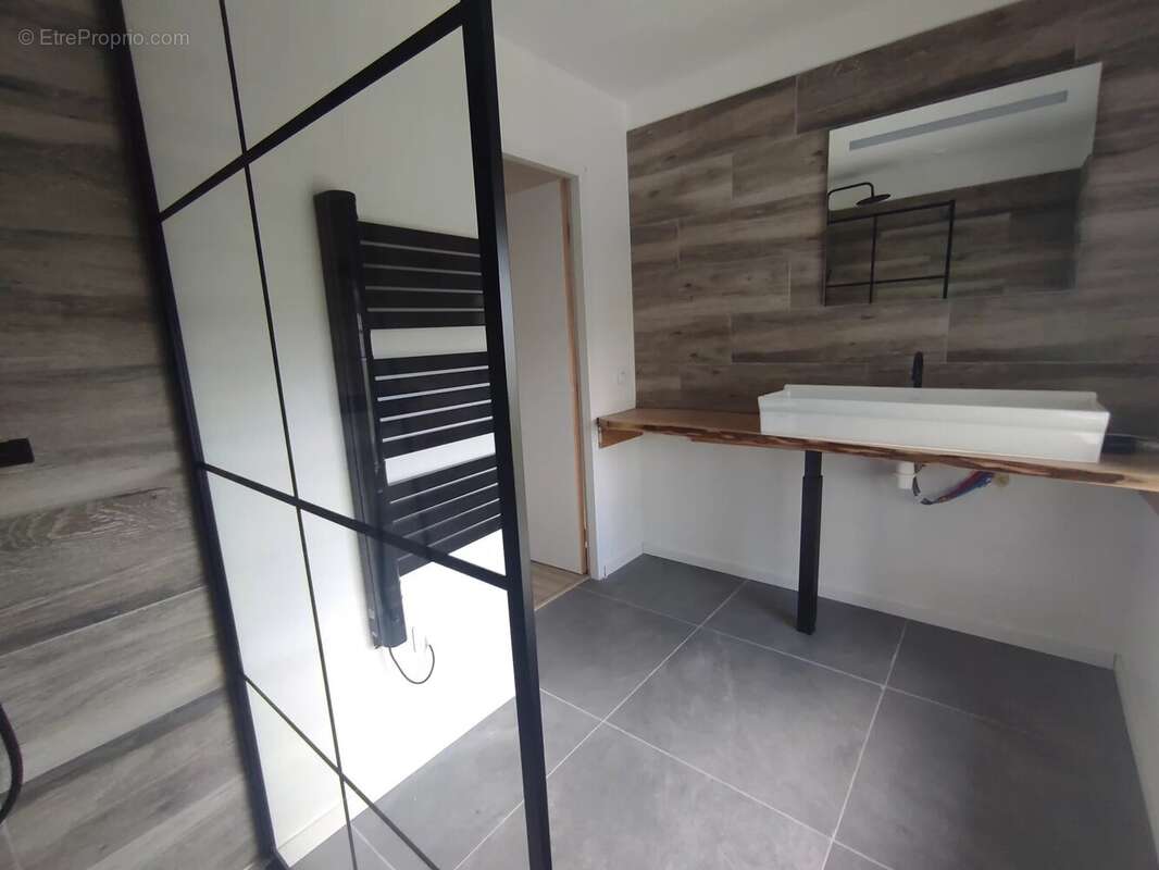 Grand duplex rénové avec cour et parking - photo 2