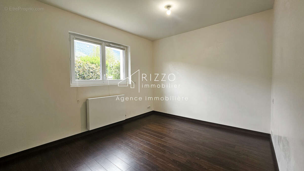 Appartement à PERON