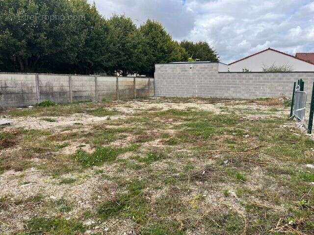 Terrain à LA CHAPELLE-SAINT-LUC