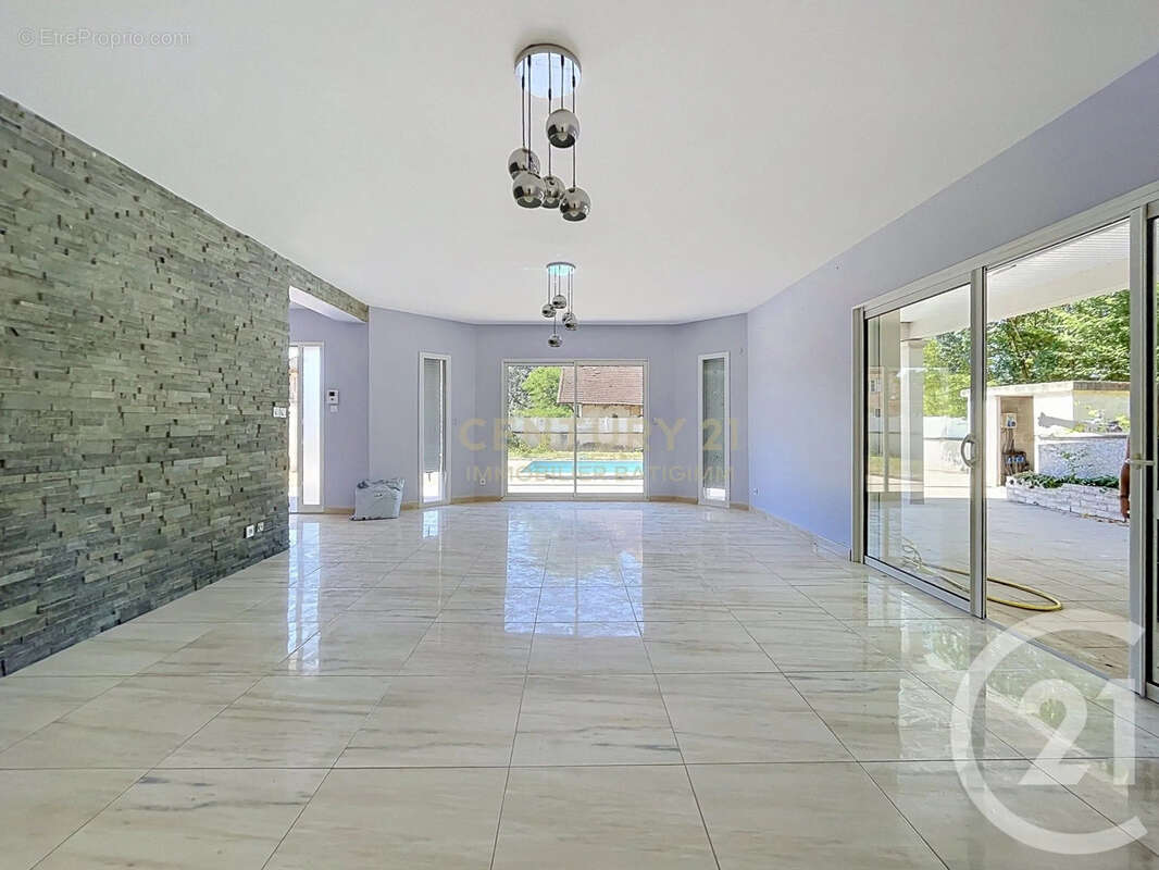 Maison 126 m² à Saint-Clair-De-La-Tour  - photo 2